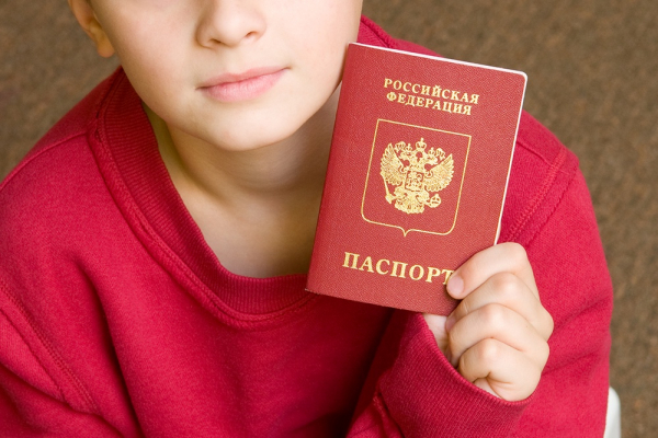 РЖД: Детям до 14 лет оформлять билеты за рубеж будут только по загранпаспорту