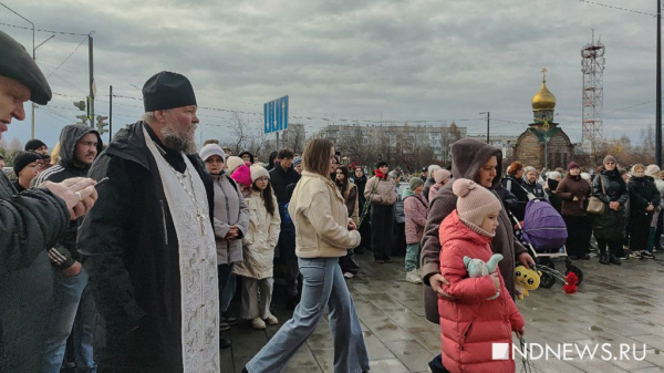 У мемориала погибшим детям в Ревде идет молебен