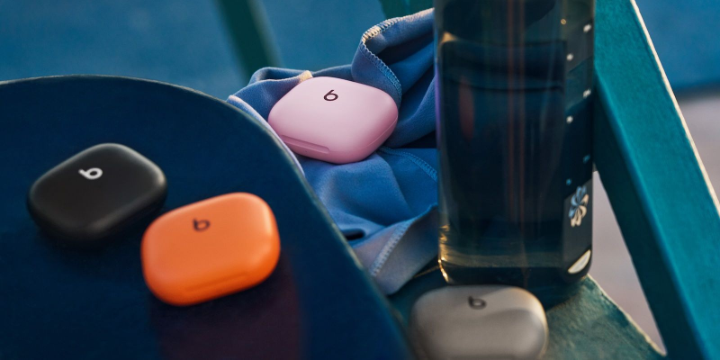Apple выпустила спортивные наушники Powerbeats Fit &mdash; с &laquo;крючком&raquo; и быстрой зарядкой
