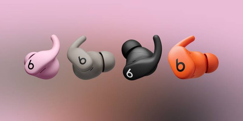 Apple выпустила спортивные наушники Powerbeats Fit &mdash; с &laquo;крючком&raquo; и быстрой зарядкой