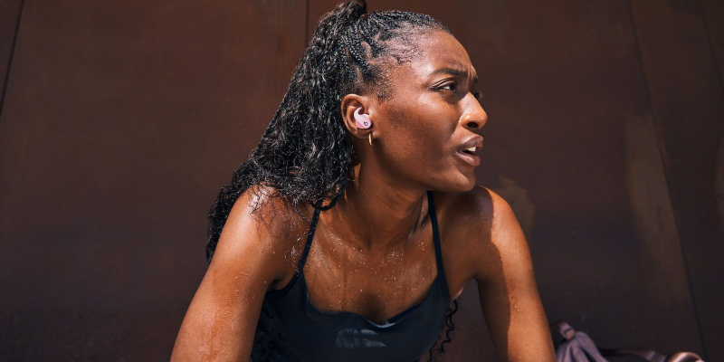 Apple выпустила спортивные наушники Powerbeats Fit &mdash; с &laquo;крючком&raquo; и быстрой зарядкой