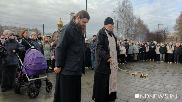 У мемориала погибшим детям в Ревде идет молебен