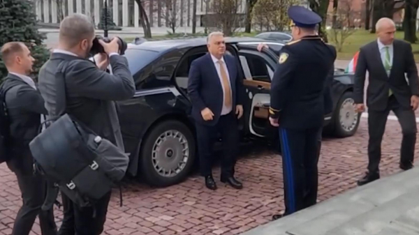 
                    Орбан выразил надежду, что инициативы по Украине приведут к миру
                