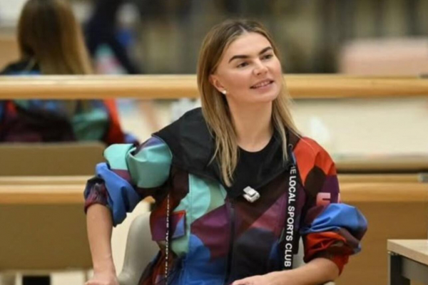 Появившаяся без макияжа Алина Кабаева вызвала бурное обсуждение, совместив в образе несовместимое
