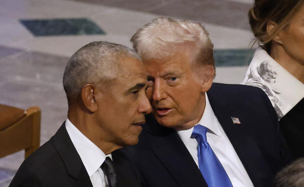 
                    Американский журналист узнал, о чем Трамп говорил с Обамой на похоронах
                